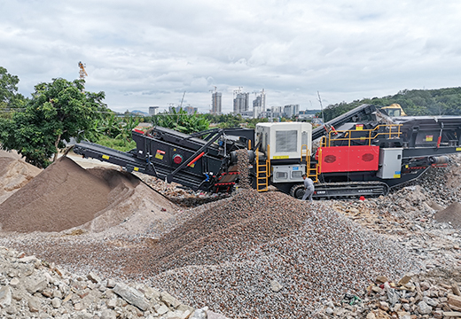 履带式移动破碎筛分站客户现场实拍2